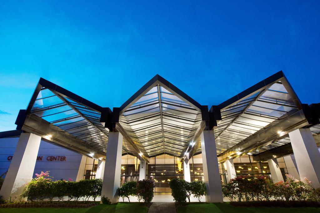 Novotel Manado Golf Resort&Convention Center Exterior foto