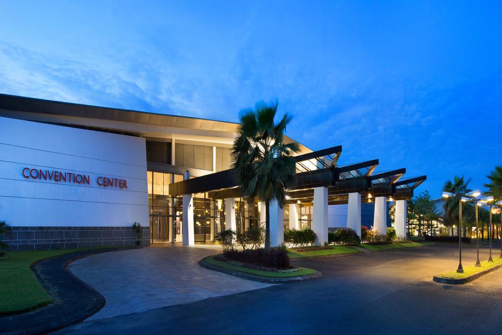 Novotel Manado Golf Resort&Convention Center Exterior foto