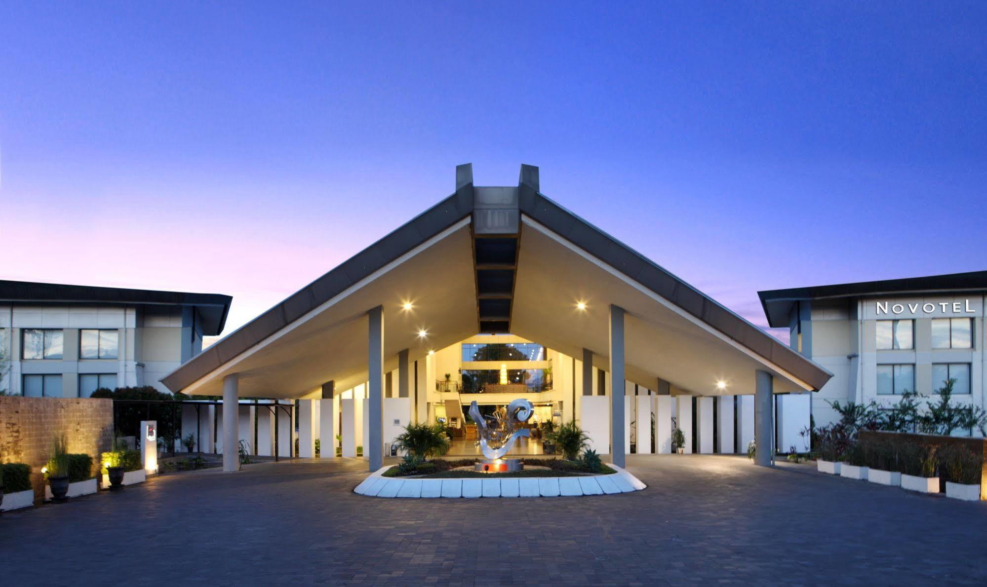 Novotel Manado Golf Resort&Convention Center Exterior foto